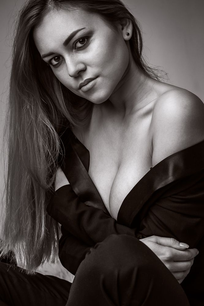 Девушка в черном.