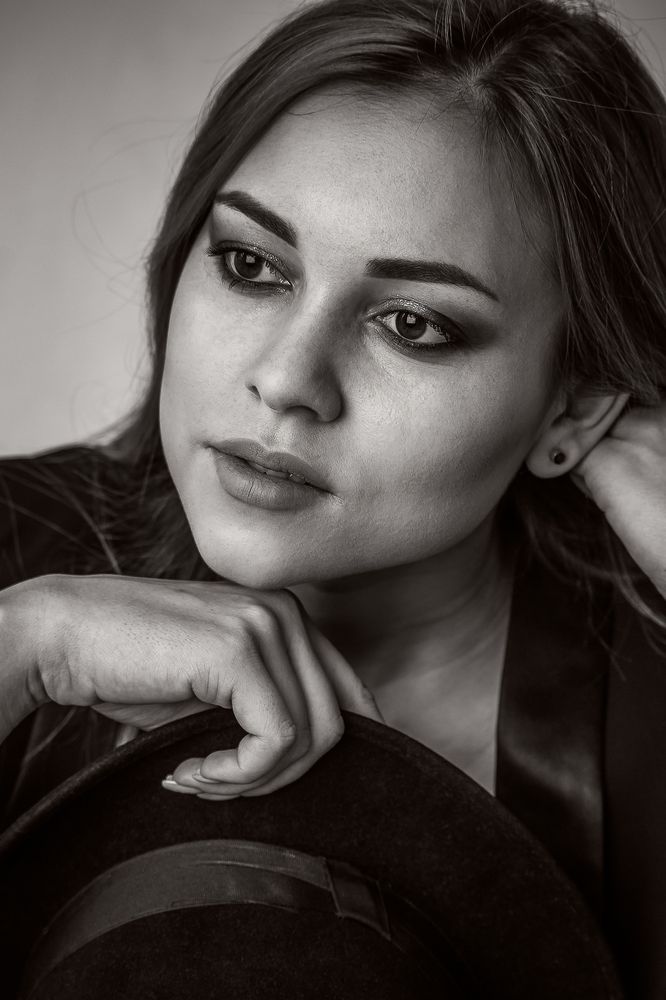 Затаив дыхание.