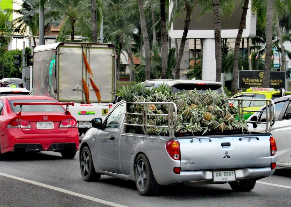 Хочу такую машину с ананасами!!!