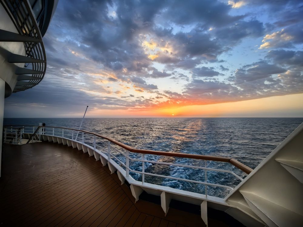 Рассвет на лайнере ...