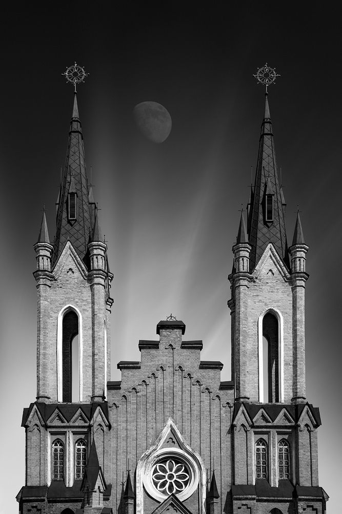 Готический спор с луной