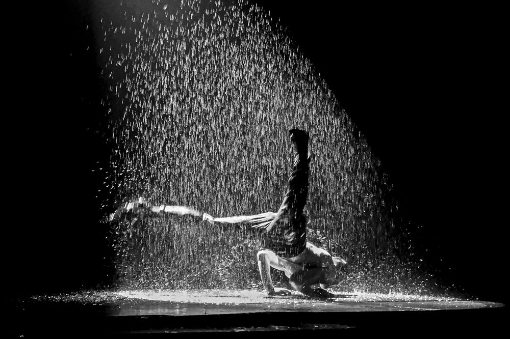 Движение под дождём.