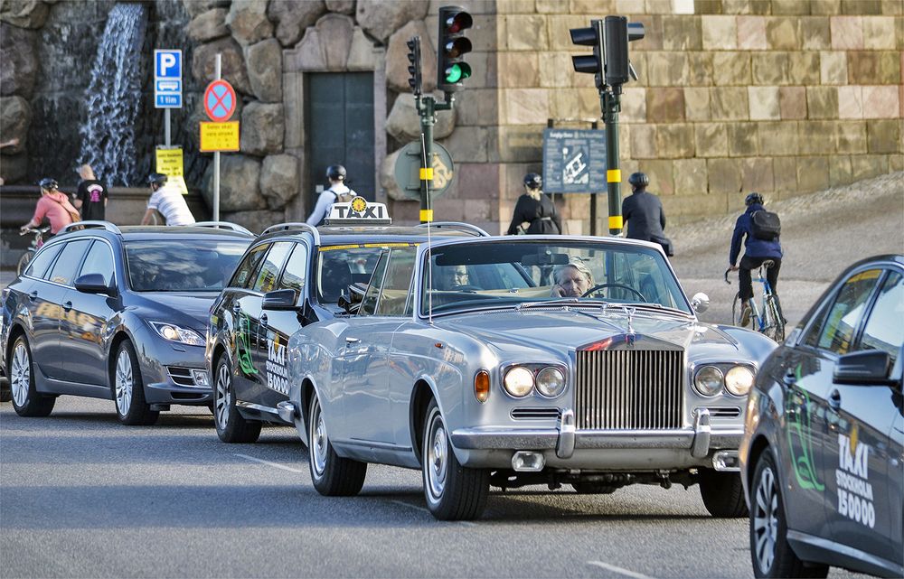 Voiture avec un grand blond
