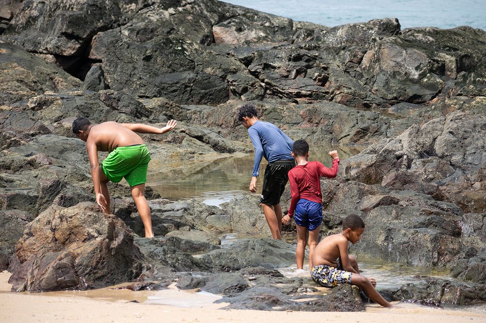 Nuños subiendo rocas