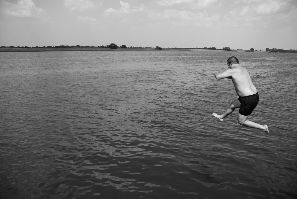 Убежать от жары ( гулять по воде ).