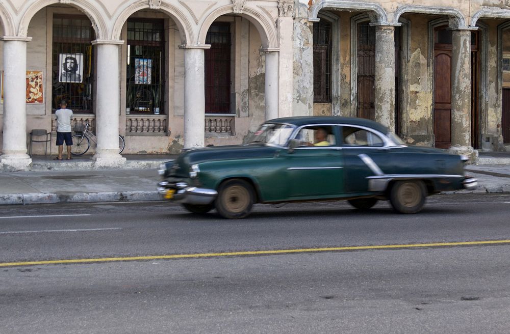 Chronicle of a Traveler between Arches and Silences