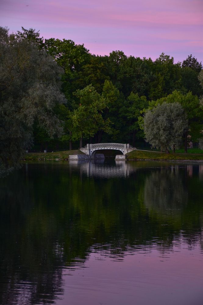 Мостик в Гатчинском парке на закате.