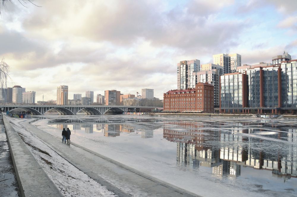 Весенняя набережная.