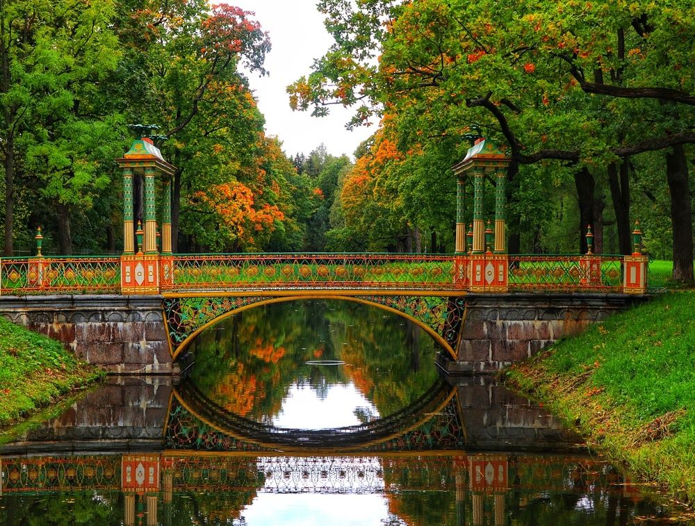 Китайский мостик в осеннем убранстве