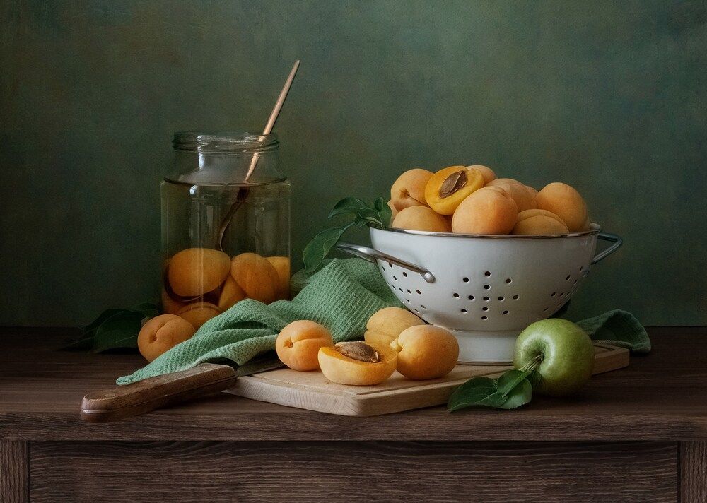 натюрморт с абрикосами