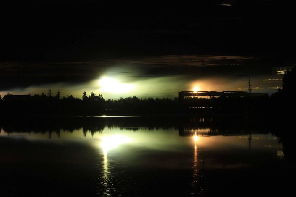 Ночное озеро с отражением