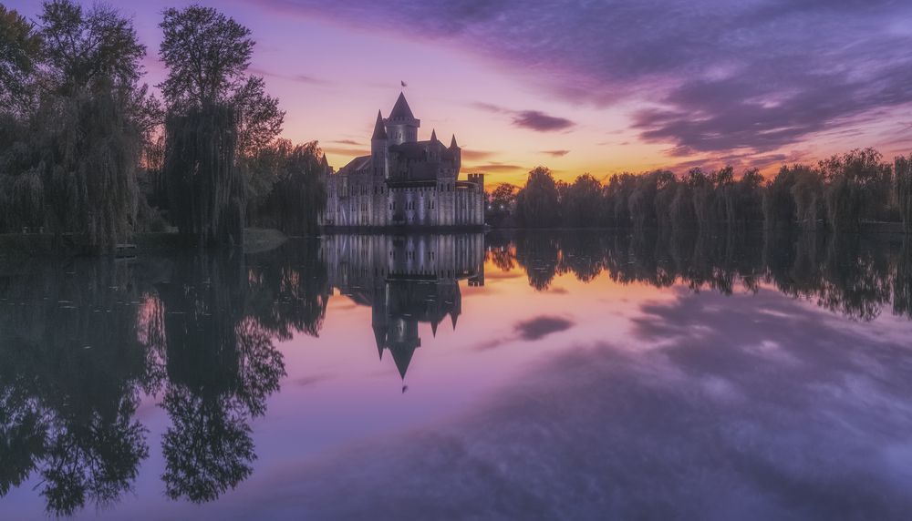 Красный октябрь у замка Шато-Эркен