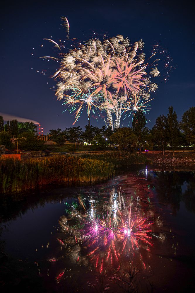 Салют в небе и в воде!