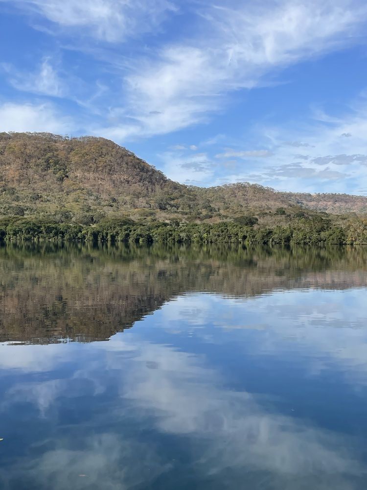 Céu e terra e um espelho d’água.