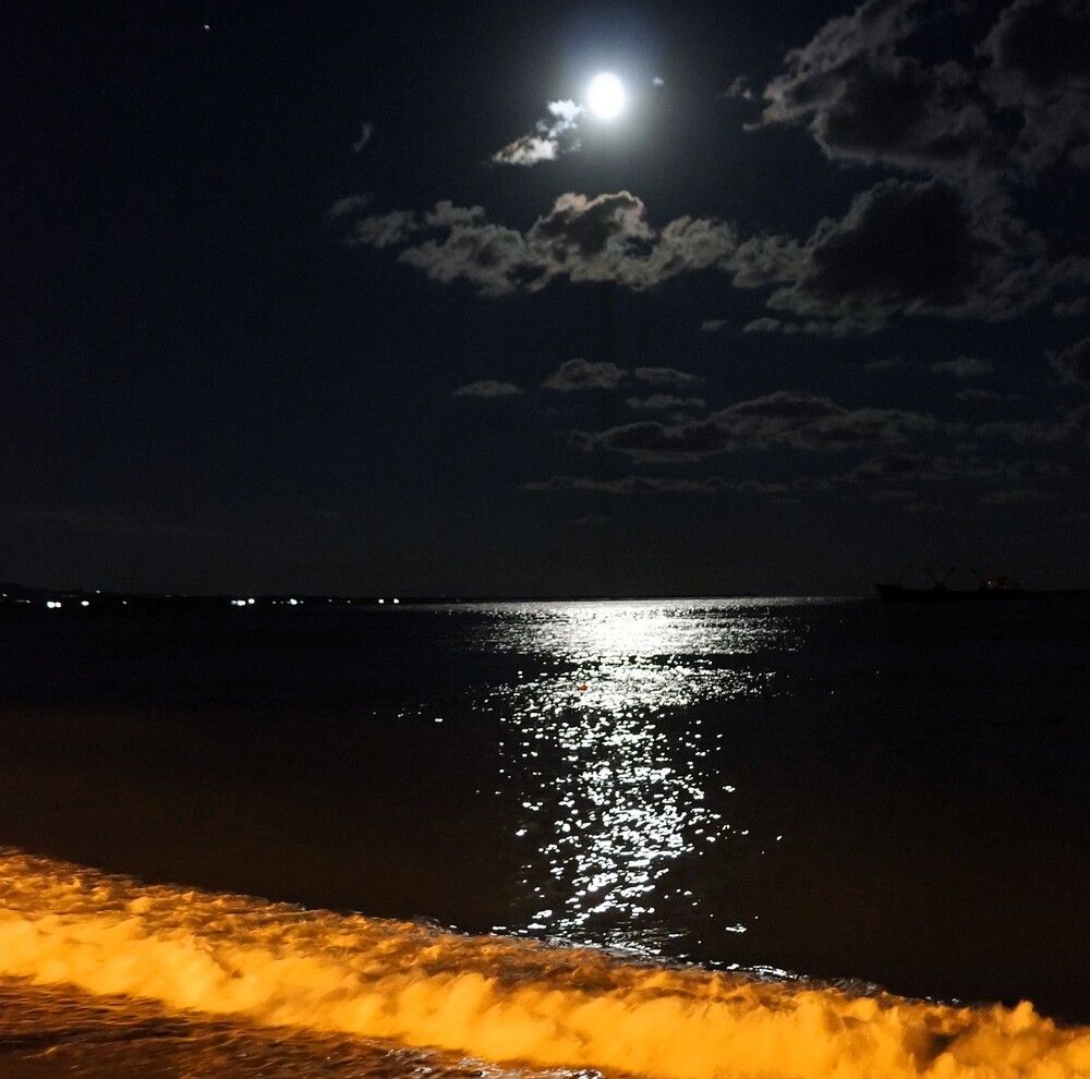 Лунная дорожка на море