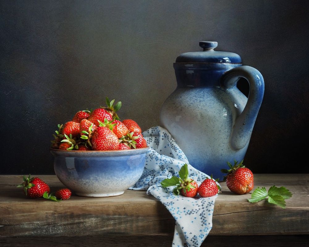 Натюрморт с голубым кувшином и клубникой/Still life with a blue jug and strawberries