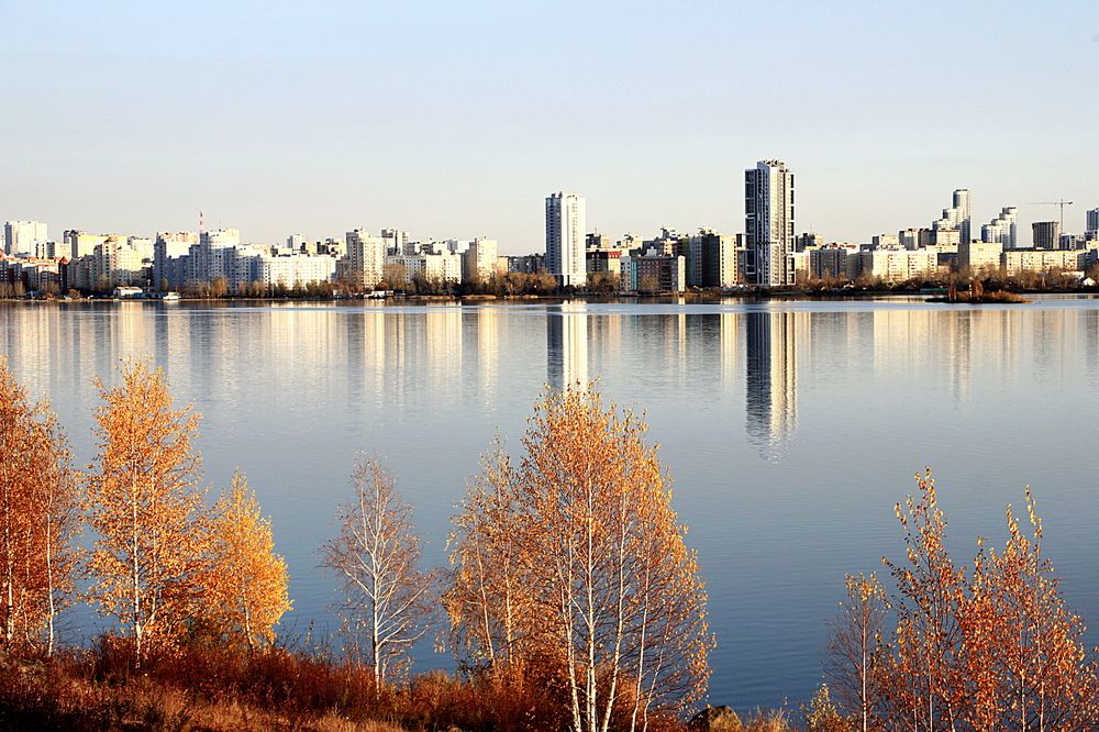 Город у реки.