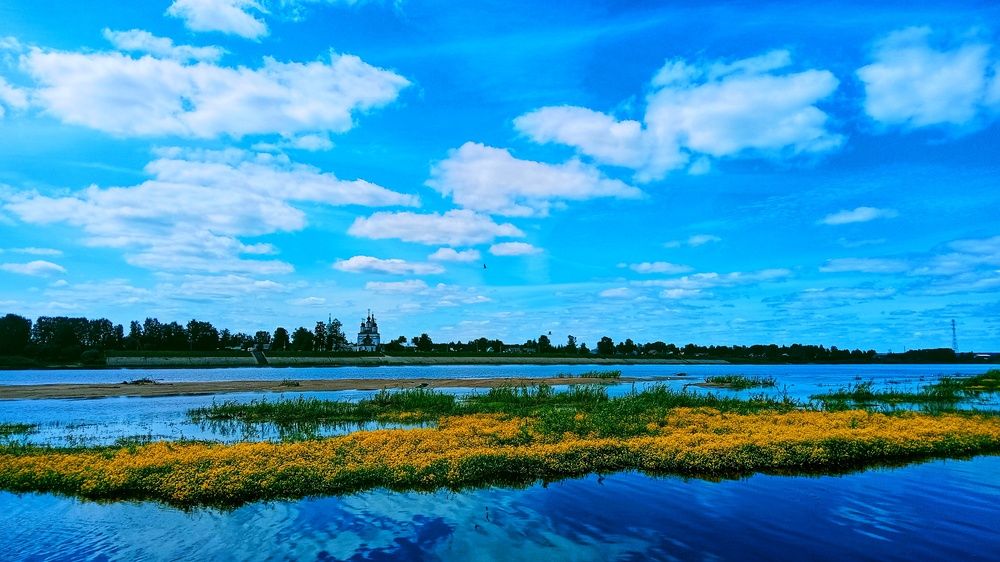 Вид на Гледен через реку Сухона