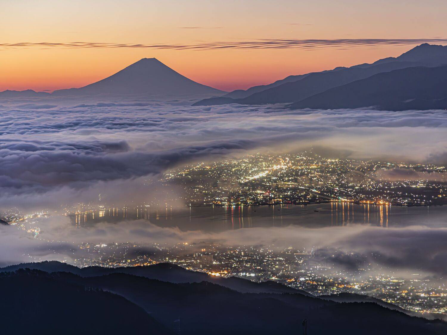 雲の海に灯る街