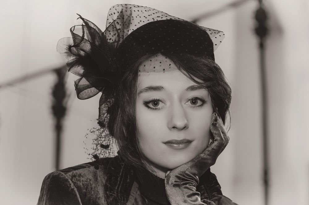 Portrait dune poétesse attendant un train