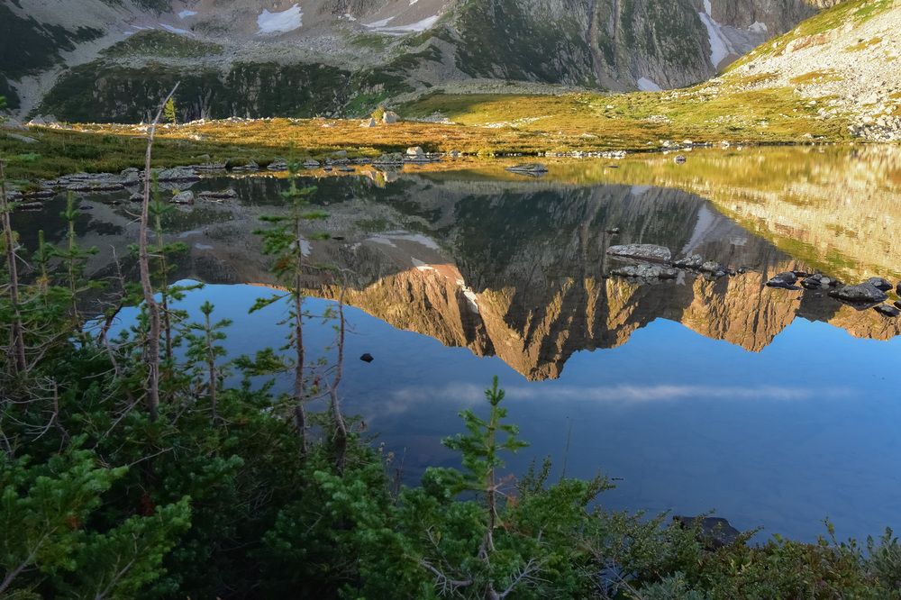 Отражение гор. Кузнецкий Алатау