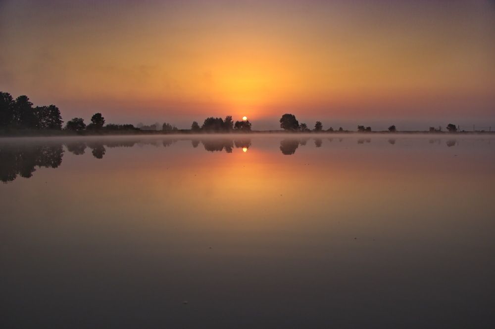 Восход над озером.