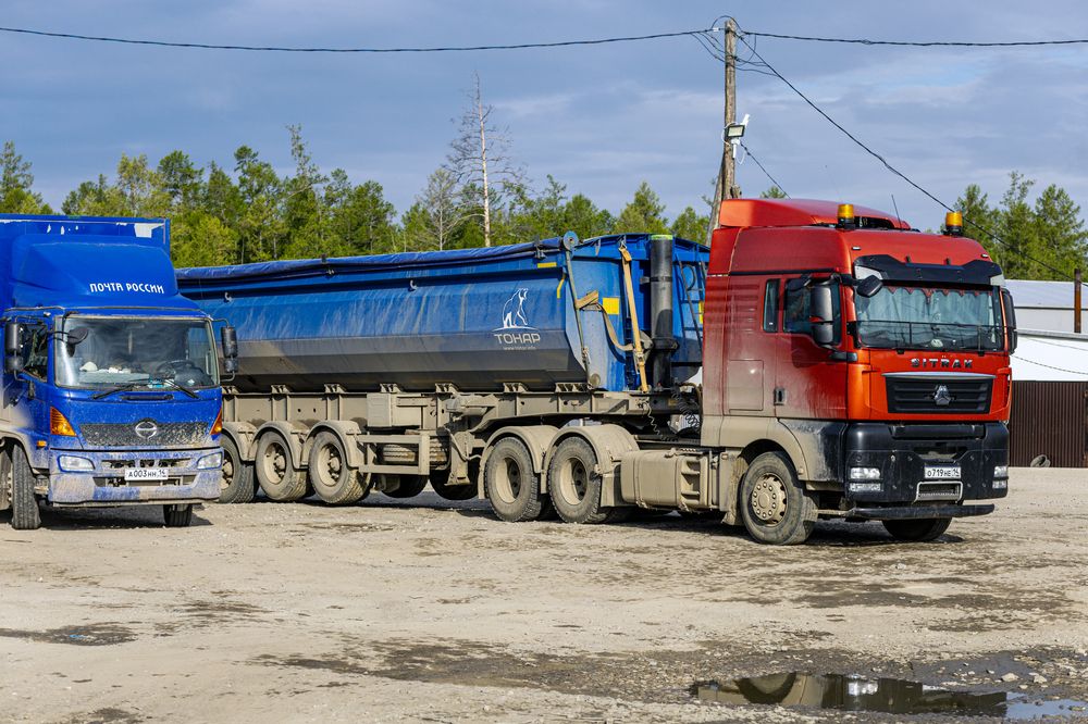 Возле кафе.