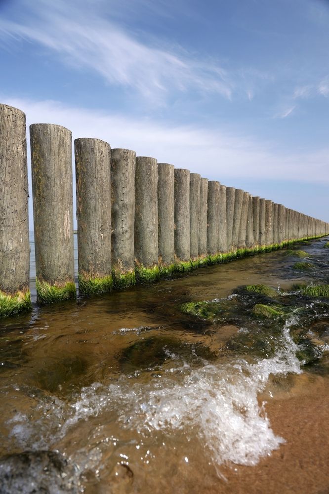 Волнорез (breakwater)