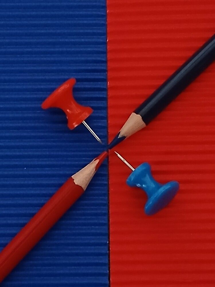 Две пары. Карандаши и иглы.