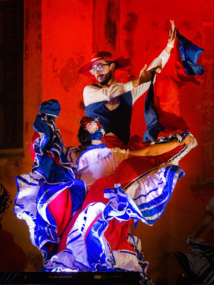 Danza azul y rojo