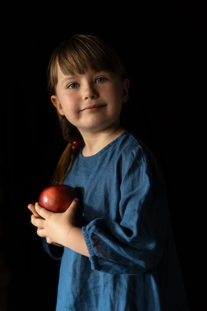 Девочка с яблоком