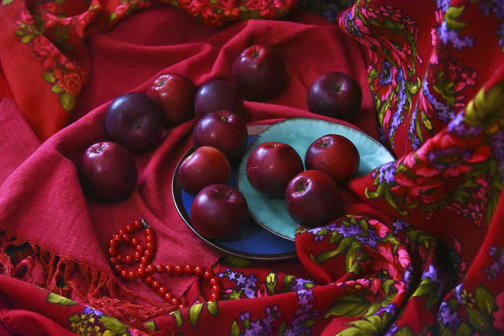 С красными яблоками