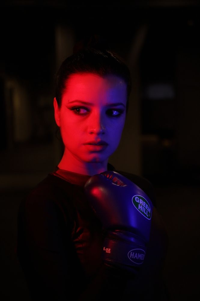 Женский портрет с боксерскими перчатками (portrait of a woman with boxing gloves)