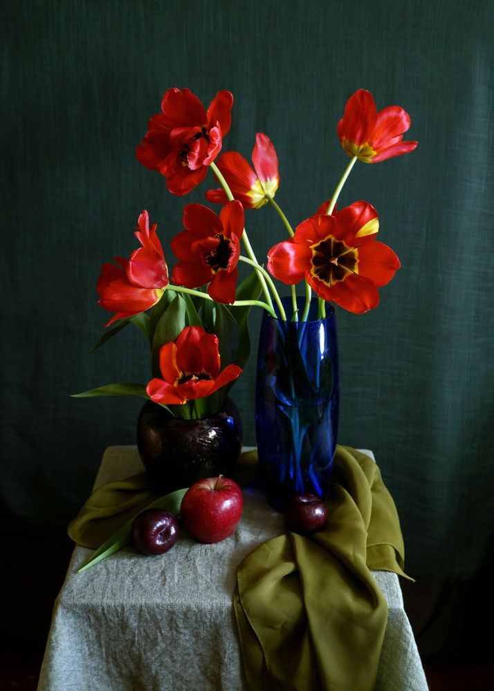 Натюрморт с тюльпанами в синей вазе.