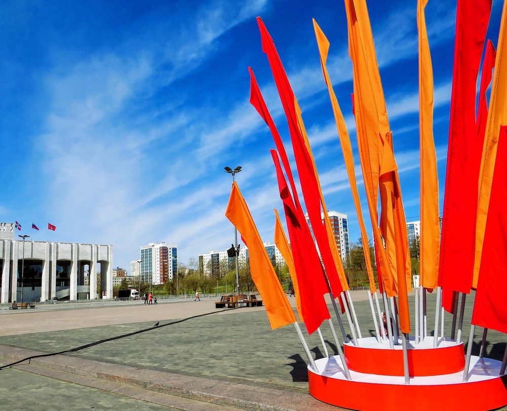 В полдень у театра