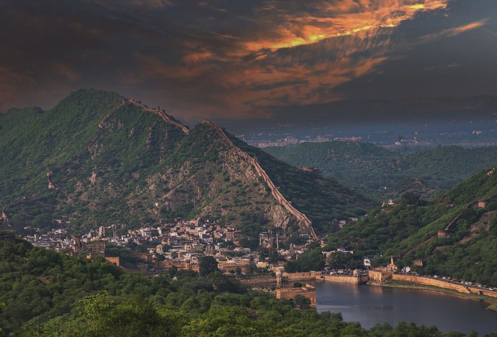 Amber Fort and Jaipur Walls: A Sunset Vista