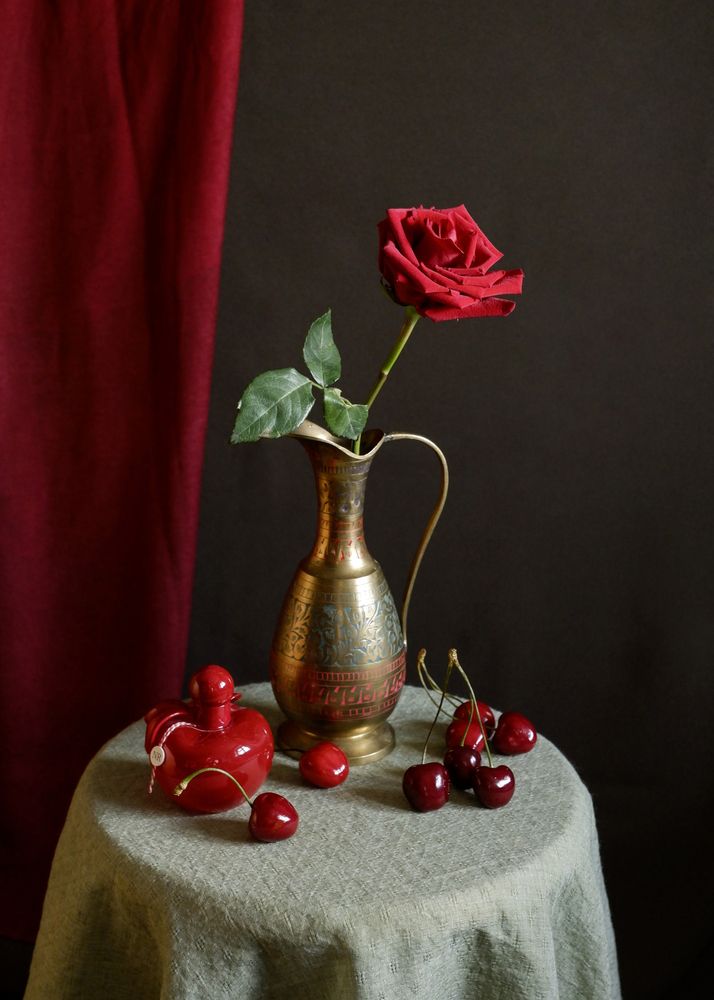 Натюрморт с красной черешней и розой.