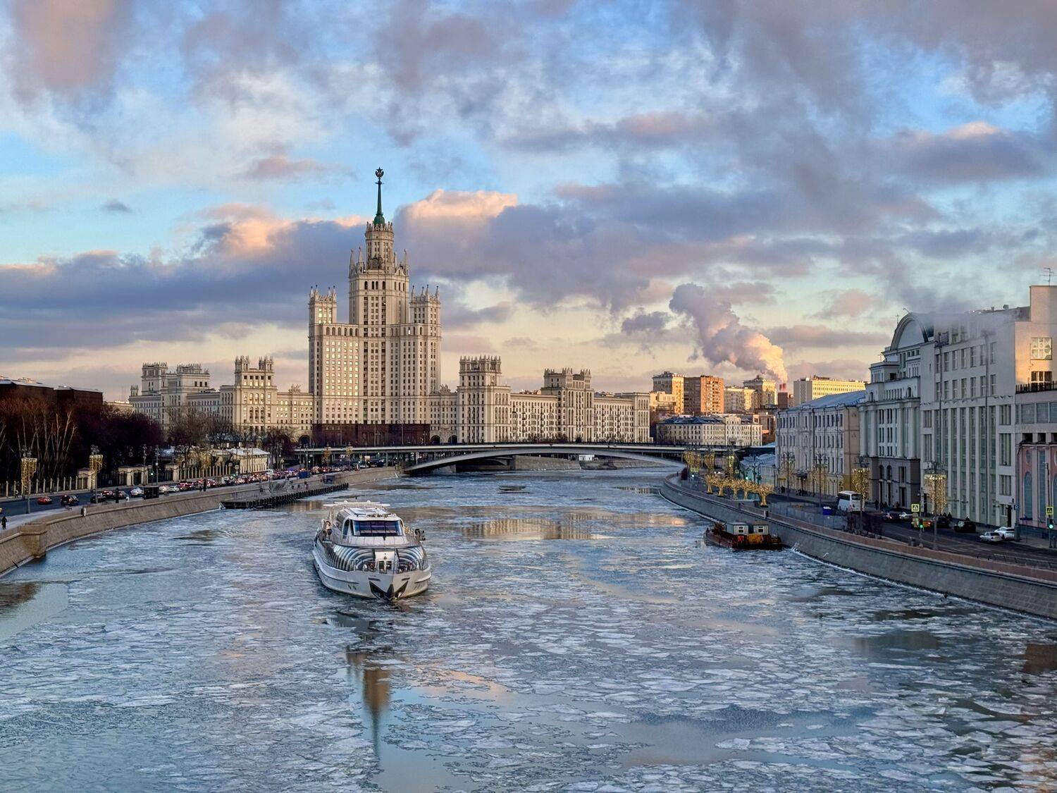 Ранняя навигация на Москва-реке