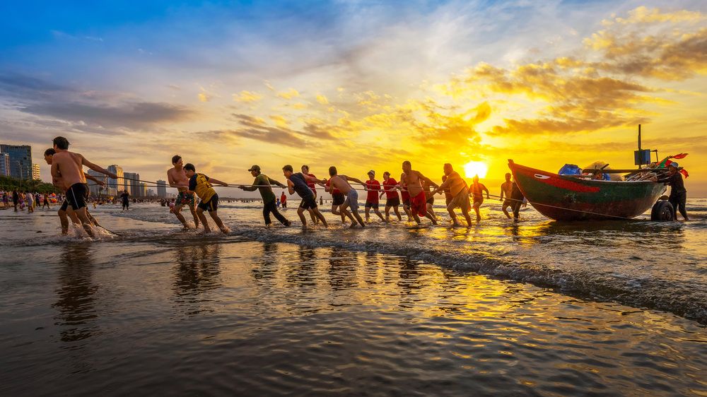 Hòa chung nhịp sống ngư dân (Thuyền về)