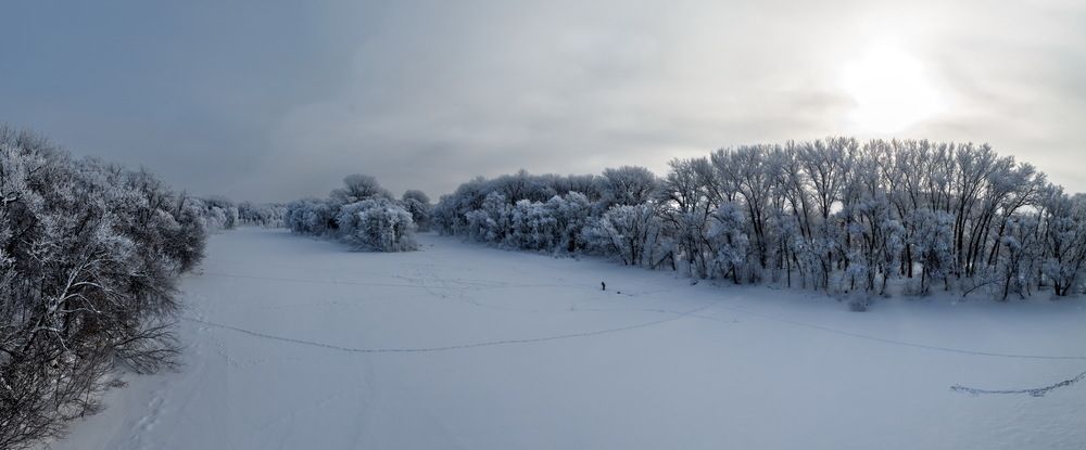 Одинокий зимний рыбак