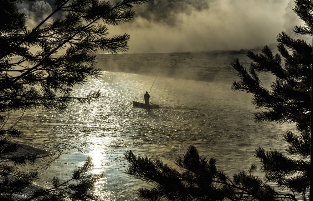 Зимняя рыбалка с лодки