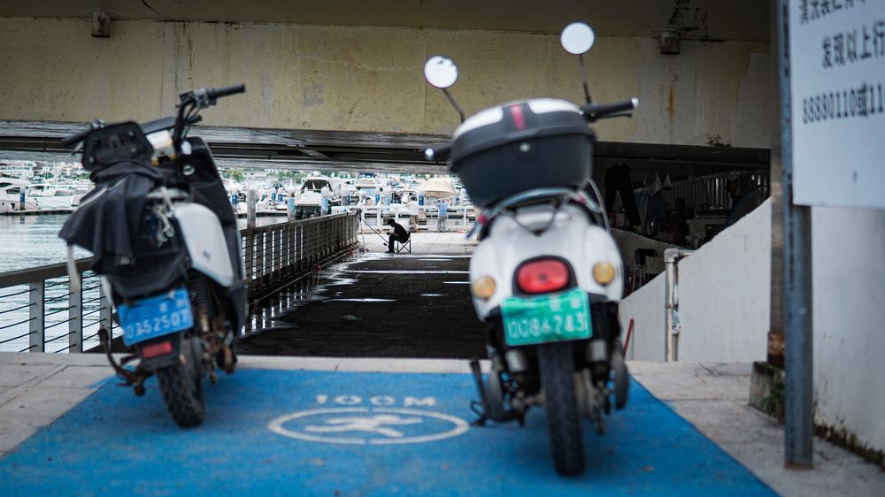 Одинокий рыбак в мегаполисе