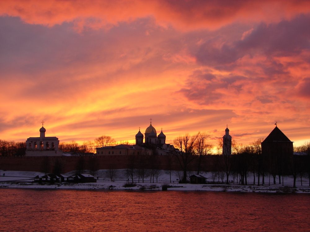 Огненный закат над городом