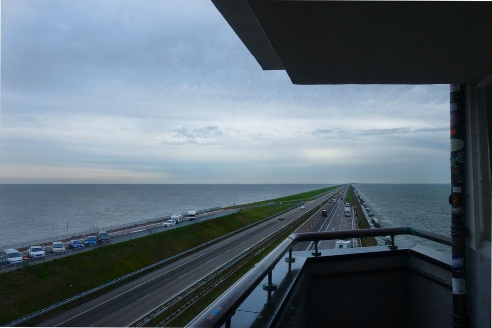 Дамба через море