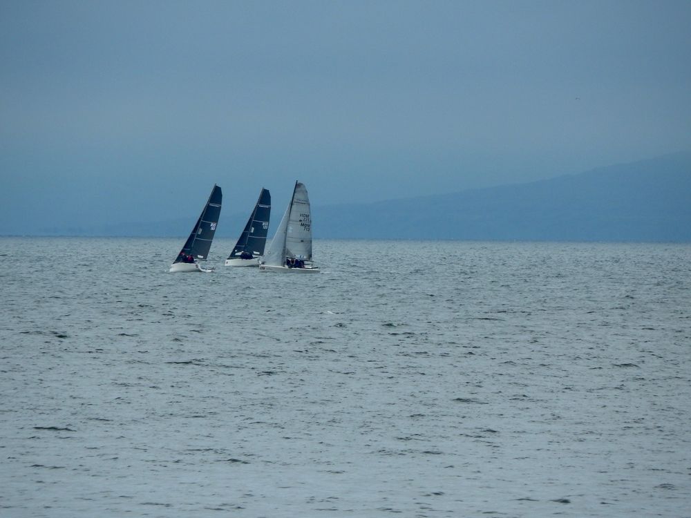 Пара темных парусов.