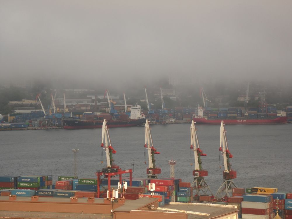 Оттенки красного и серого.