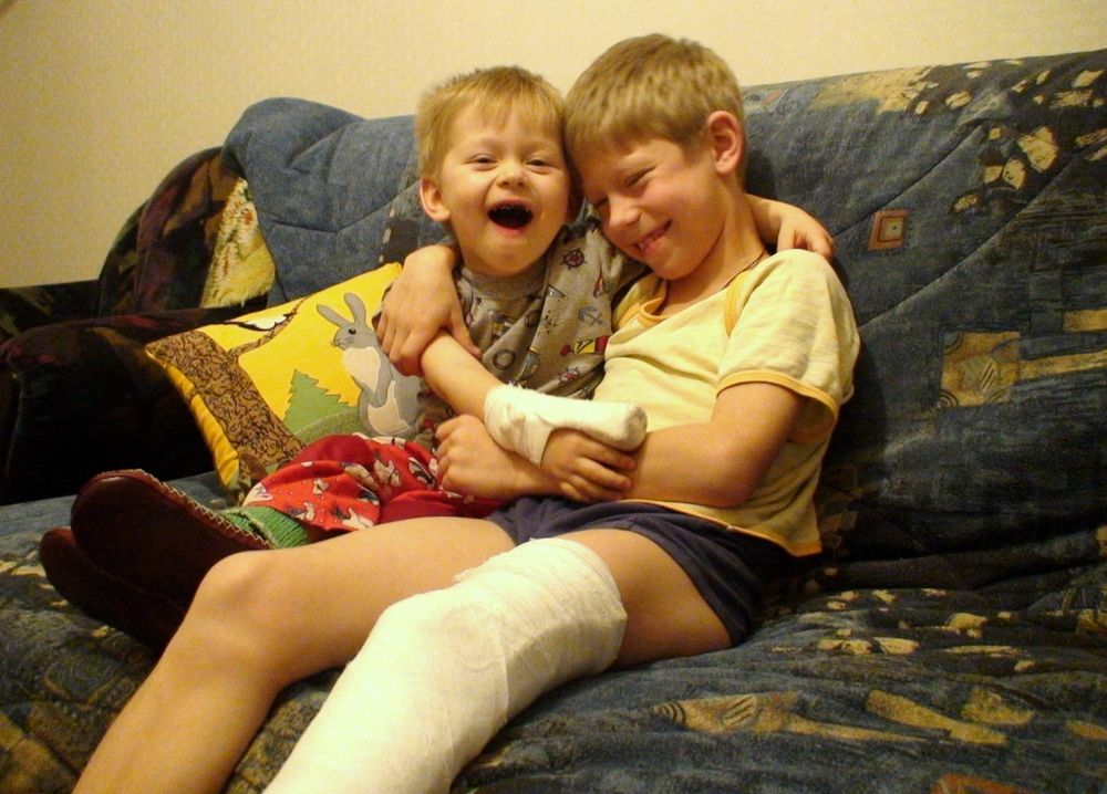 А нам и горе не беда - палец сломан и нога!