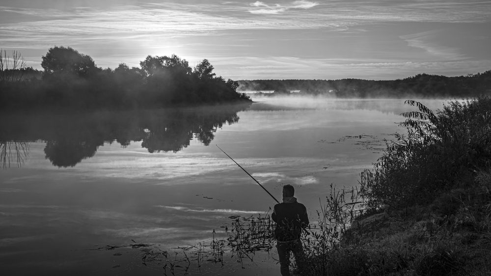 Рыбак на реке