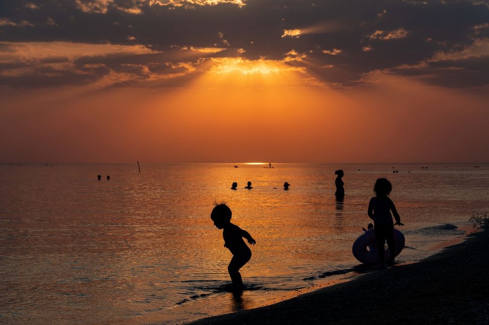 Купаемся, Солнце ещё высоко!