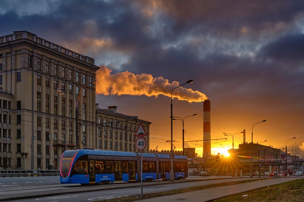 Закат на Шоссе Энтузиастов в Москве.